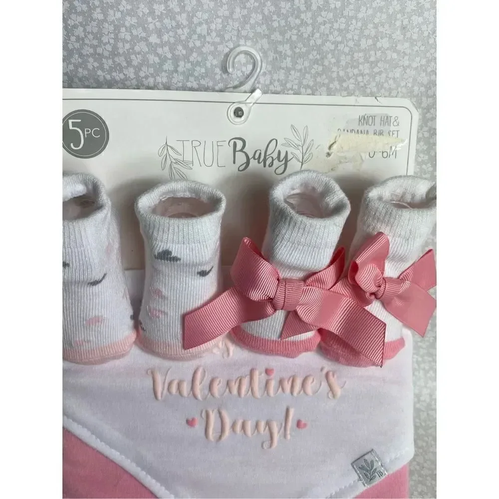 TRUE BABY 0-6 MONTH - 1ST VALENTINES BIB AND SOCK SET
